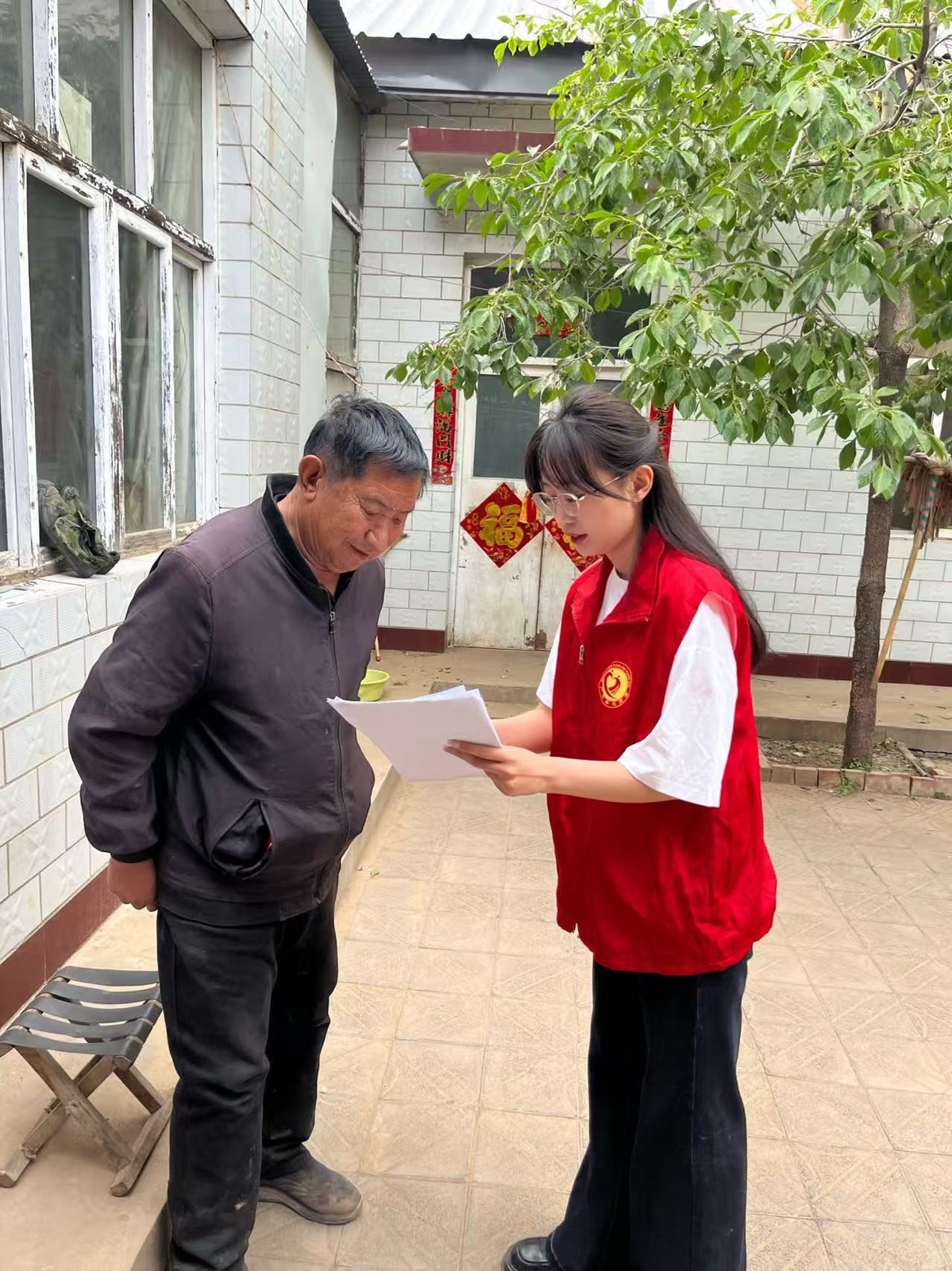 鄭茹萍（右）走訪脫貧戶（蘭村村委會供圖）.jpg